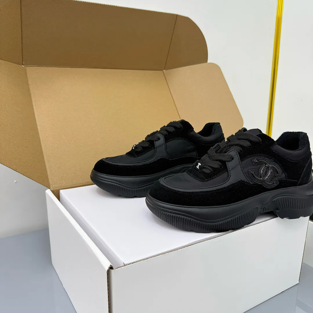 👟👟Ex-factory price 620👟👟 Chanel bread shoes ~ original calfskin panda shoes Chanel 25C latest hot style panda black and white sports shoes casual sneakers Xiaoxiang hot item classic black and white panda color coco girls must pay Fabric: original custom mixed sheepskin lining: original imported breathable mesh lining outsole: Original molded rubber + TPU combination Size: Women's 35-41